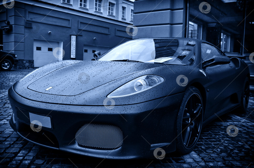 Скачать Спортивный автомобиль в каплях дождя фотосток Ozero