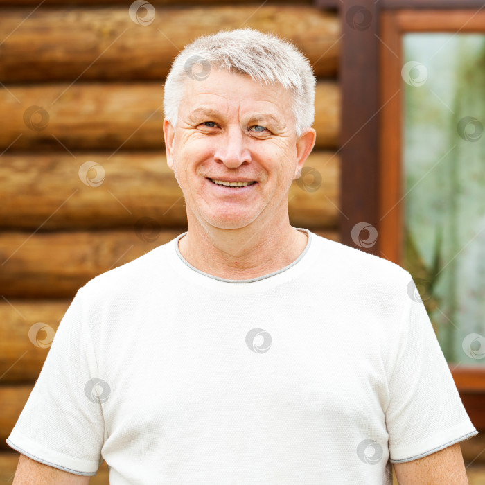 Скачать Портрет пожилого седовласого мужчины фотосток Ozero