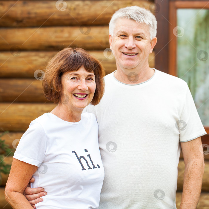 Скачать Счастливая пара пенсионеров - портрет крупным планом фотосток Ozero