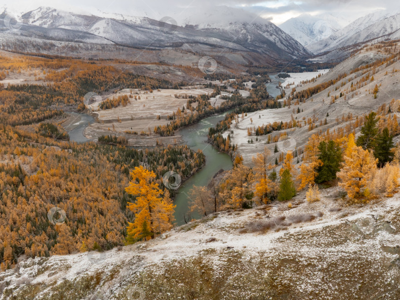 Скачать Горная осенняя долина с рекой Аргут. Алтай фотосток Ozero