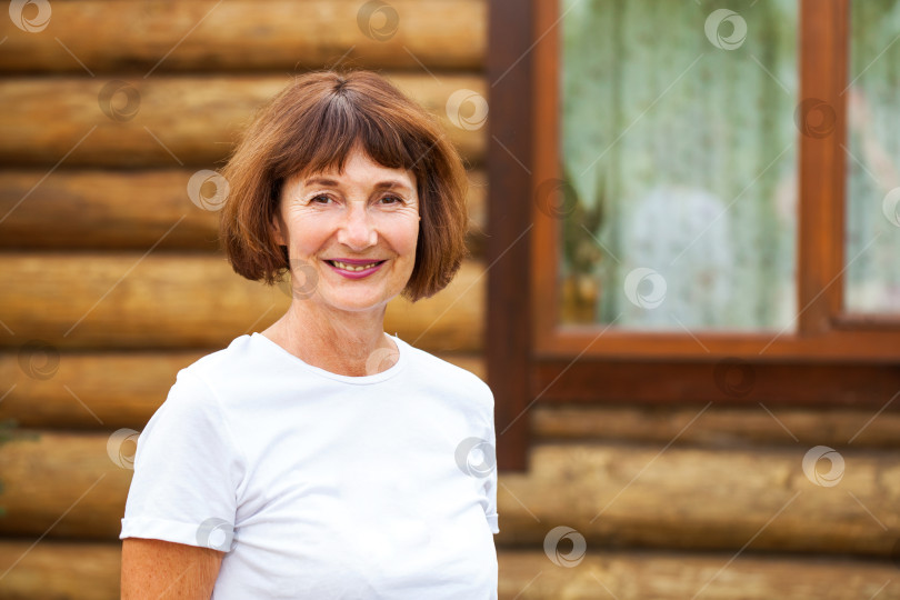 Скачать Активная старость - Портрет пенсионерки на ее даче фотосток Ozero