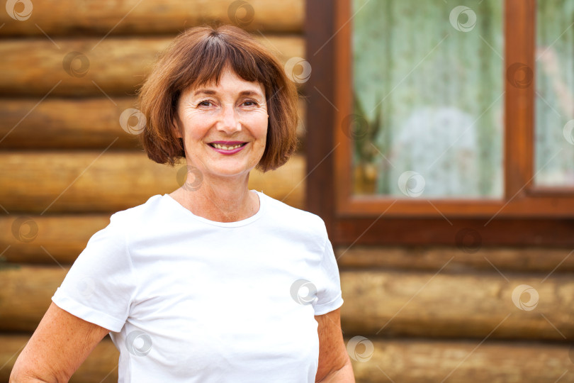 Скачать Портрет пожилой женщины на фоне деревянной стены фотосток Ozero