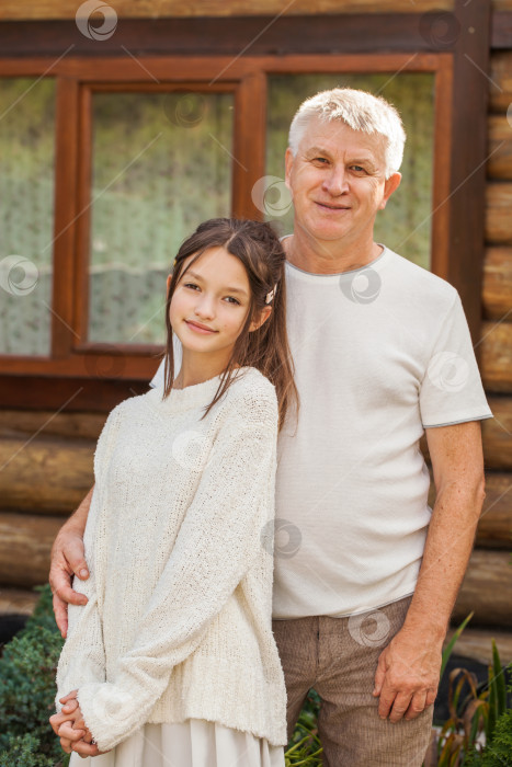 Скачать Семейный портрет - Седовласый дедушка обнимает свою внучку фотосток Ozero