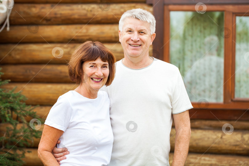 Скачать Портрет крупным планом на фоне деревянной стены фотосток Ozero