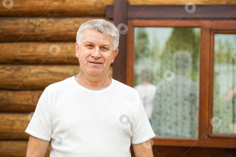 Скачать Портрет пожилого седовласого мужчины фотосток Ozero