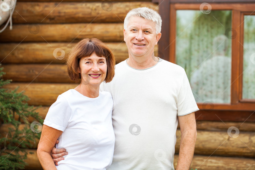 Скачать Счастливые российские пенсионеры, портрет крупным планом на фоне деревянной стены фотосток Ozero