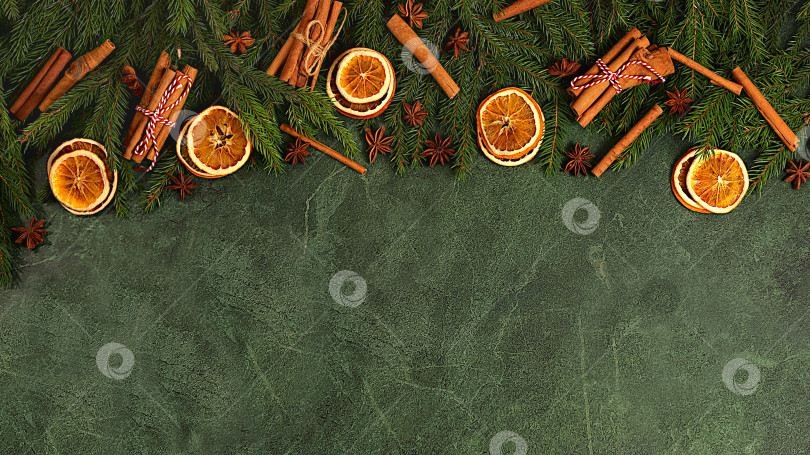 Скачать Рождественская композиция и концепция Нового 2026 года, живые еловые ветки с сушеными апельсинами, звездчатым анисом, корицей и сосновыми шишками на деревянном столе, новогодний макет для оформления и демонстрации продукции, баннер на зимней ширме фотосток Ozero