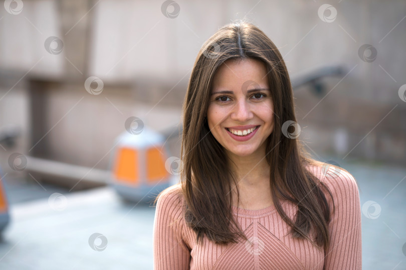 Скачать Портрет улыбающейся счастливой молодой женщины крупным планом фотосток Ozero