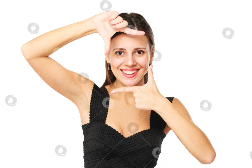 Скачать Портрет молодой красивой брюнетки, делающей рамку своими руками фотосток Ozero