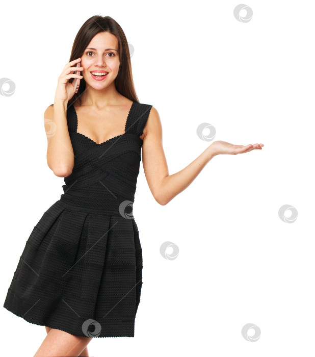 Скачать Красивая молодая брюнетка звонит по телефону фотосток Ozero