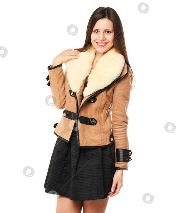 Скачать Молодая женщина в стильной бежевой дубленке фотосток Ozero