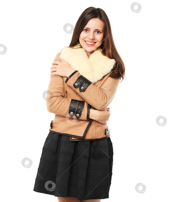 Скачать Молодая женщина в стильной бежевой дубленке фотосток Ozero
