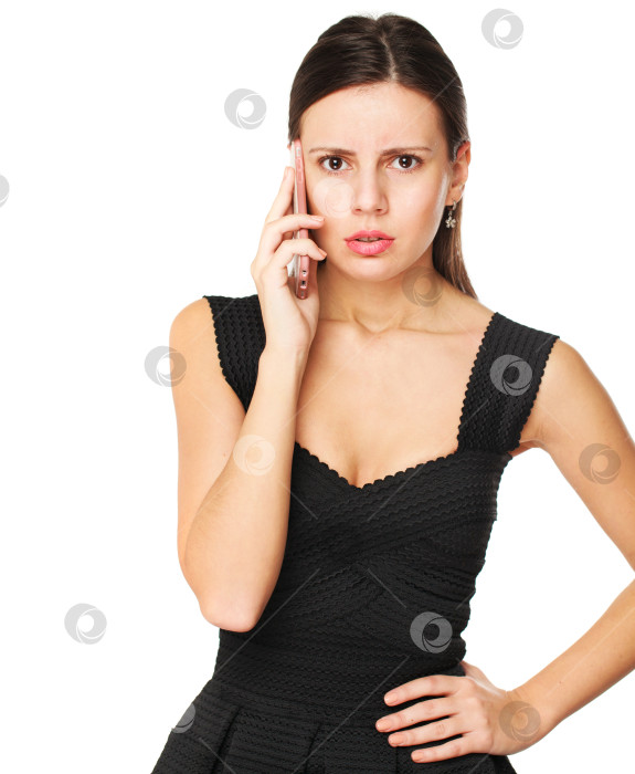 Скачать Тревожный звонок. Молодая брюнетка звонит по телефону фотосток Ozero