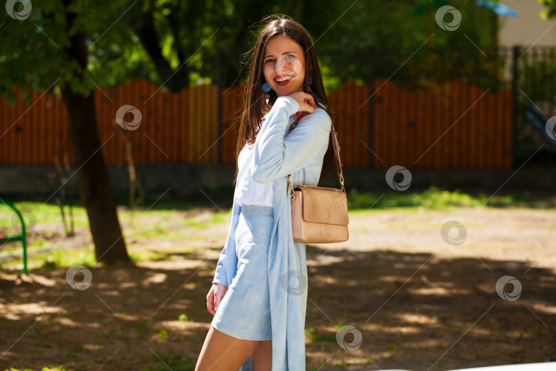 Скачать Синяя юбка и жакет уличной моды фотосток Ozero