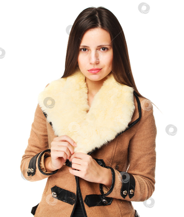 Скачать Молодая женщина в стильной бежевой дубленке фотосток Ozero