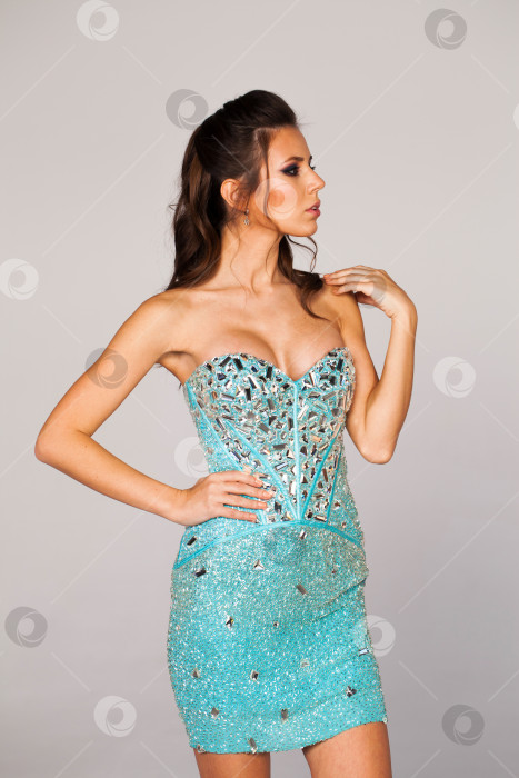 Скачать Портрет молодой красивой брюнетки фотосток Ozero