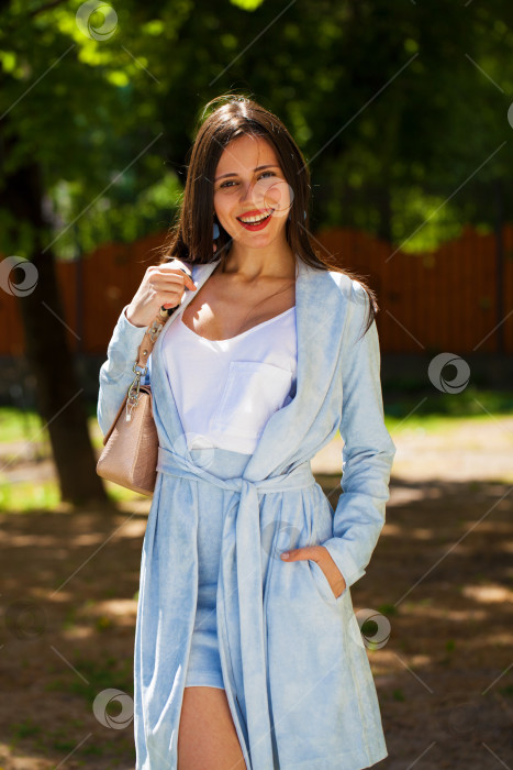 Скачать Синяя юбка и жакет уличной моды фотосток Ozero
