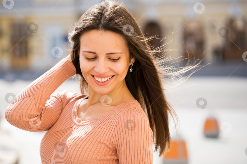 Скачать Портрет улыбающейся счастливой молодой женщины крупным планом фотосток Ozero