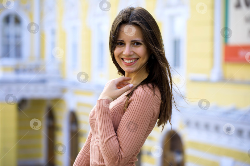 Скачать Портрет улыбающейся счастливой молодой женщины крупным планом фотосток Ozero