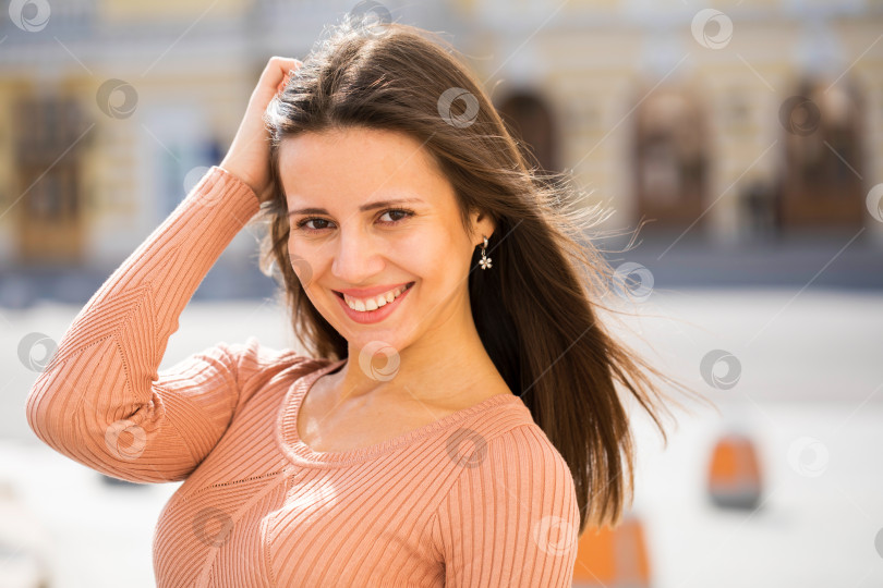 Скачать Портрет улыбающейся счастливой молодой женщины крупным планом фотосток Ozero