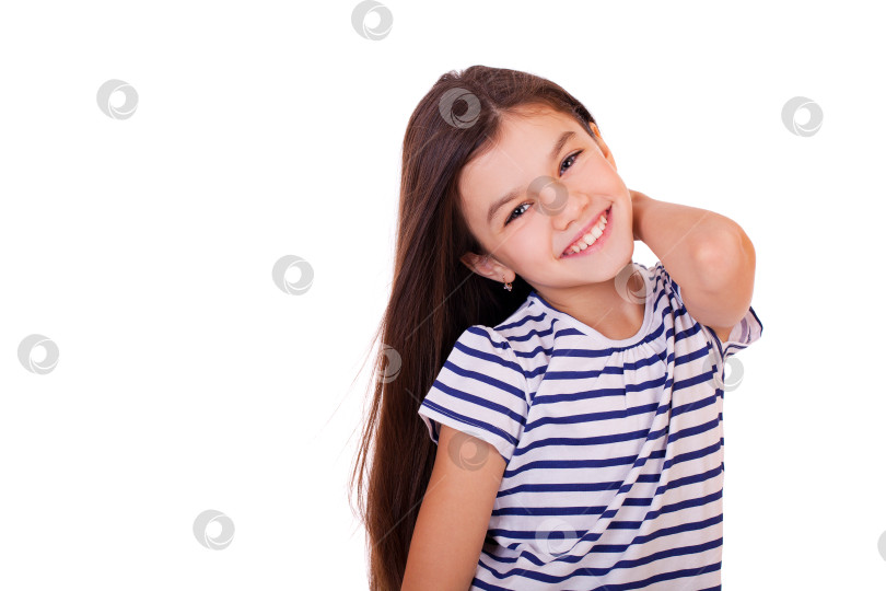 Скачать Портрет очаровательной маленькой девочки, улыбающейся в камеру фотосток Ozero