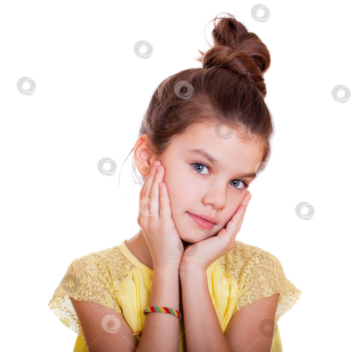 Скачать Портрет очаровательной маленькой девочки, улыбающейся в камеру фотосток Ozero