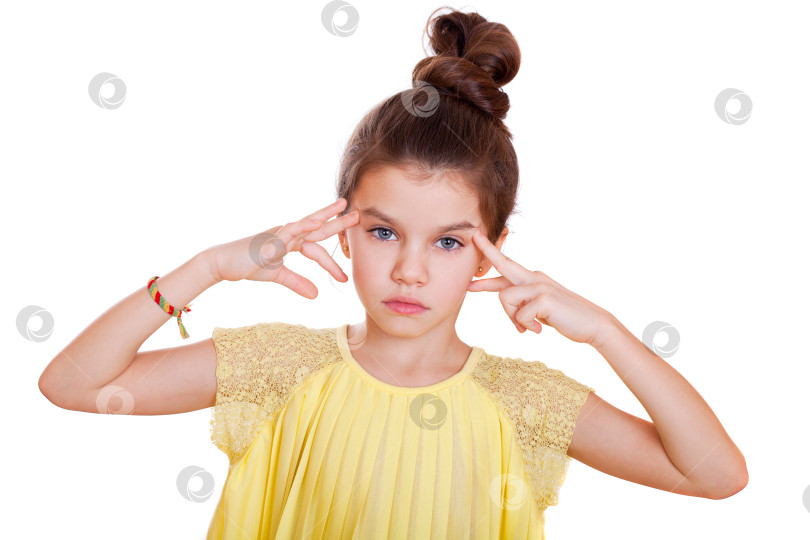 Скачать Портрет очаровательной маленькой девочки, улыбающейся в камеру фотосток Ozero