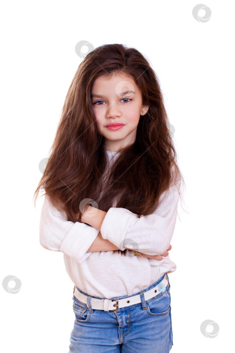 Скачать Портрет очаровательной маленькой девочки, улыбающейся в камеру фотосток Ozero