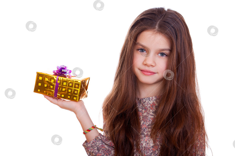 Скачать Счастливая маленькая девочка с подарочной коробкой фотосток Ozero
