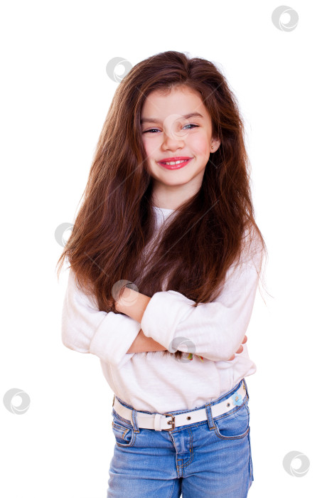 Скачать Портрет очаровательной маленькой девочки, улыбающейся в камеру фотосток Ozero