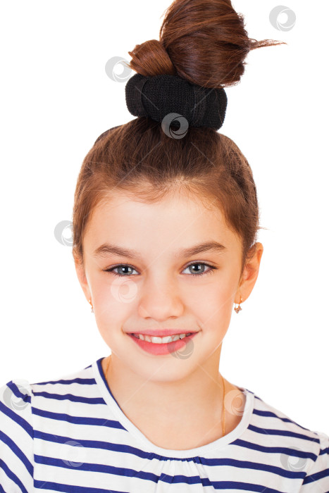 Скачать Портрет очаровательной маленькой девочки-брюнетки фотосток Ozero