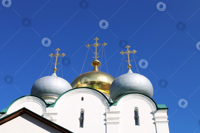 Скачать Москва, Россия - август 20, 2023: Золотые православные кресты на куполах Смоленского собора Новодевичьего монастыря фотосток Ozero