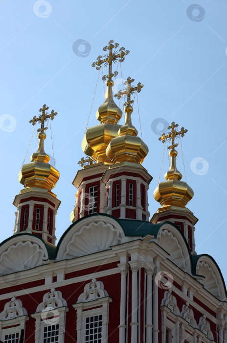Скачать Москва, Россия - август 20, 2023: Золотые кресты и купола собора на территории Новодевичьего монастыря на фоне голубого вечернего неба. фотосток Ozero