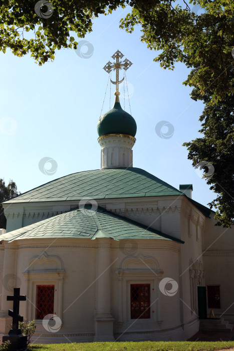 Скачать Москва, Россия - август 20, 2023: Действующий православный храм на территории Новодевичьего монастыря. Христианские святыни фотосток Ozero