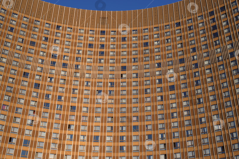 Скачать Здание гостиницы "Космос" в Москве в лучах заходящего солнца фотосток Ozero