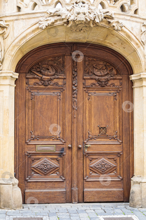 Скачать Старая деревянная дверь с металлической ручкой фотосток Ozero