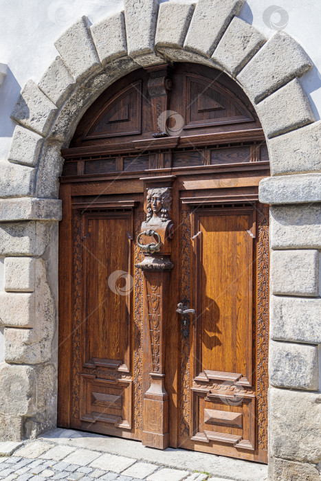 Скачать Старая деревянная дверь с металлической ручкой фотосток Ozero