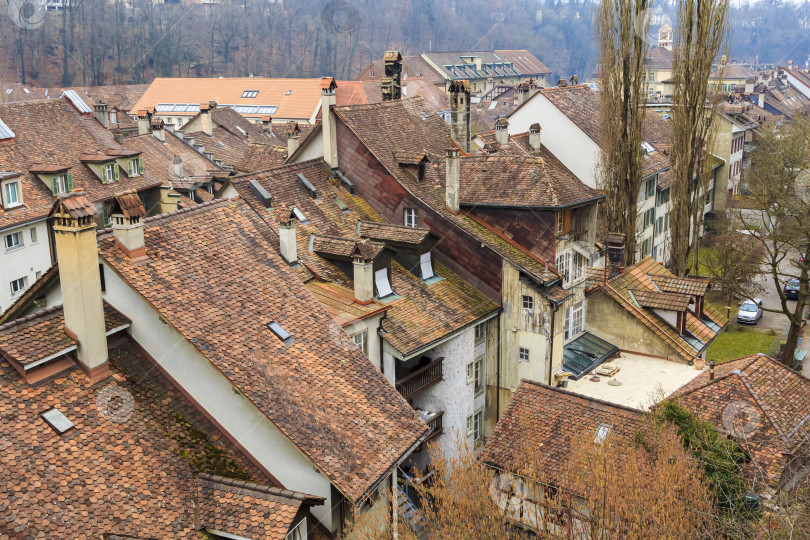 Скачать Красные крыши из натуральной черепицы вид сверху фотосток Ozero