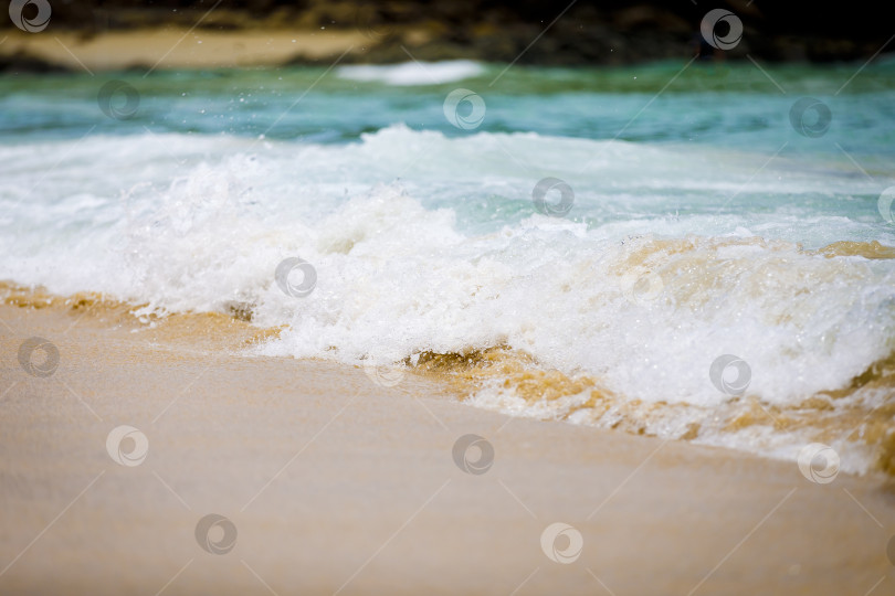 Скачать Мощные, бурные, пенистые волны подхватываются ветром. фотосток Ozero