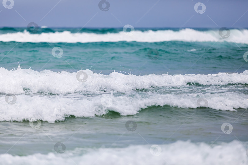 Скачать Мощные, бурные, пенистые волны подхватываются ветром. фотосток Ozero