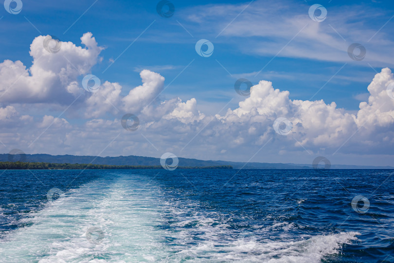 Скачать Следы бурной пены от морской лодки фотосток Ozero