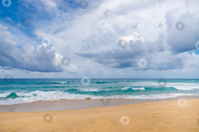 Скачать Прекрасный морской солнечный пейзаж на пляже. фотосток Ozero