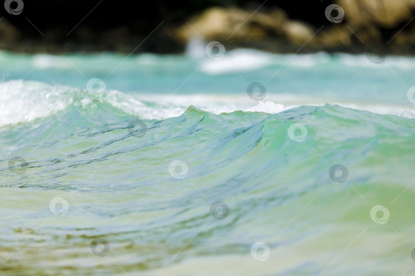 Скачать Мощные, бурные, пенистые волны подхватываются ветром. фотосток Ozero