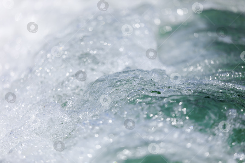 Скачать Мощные, бурные, пенистые волны подхватываются ветром. фотосток Ozero