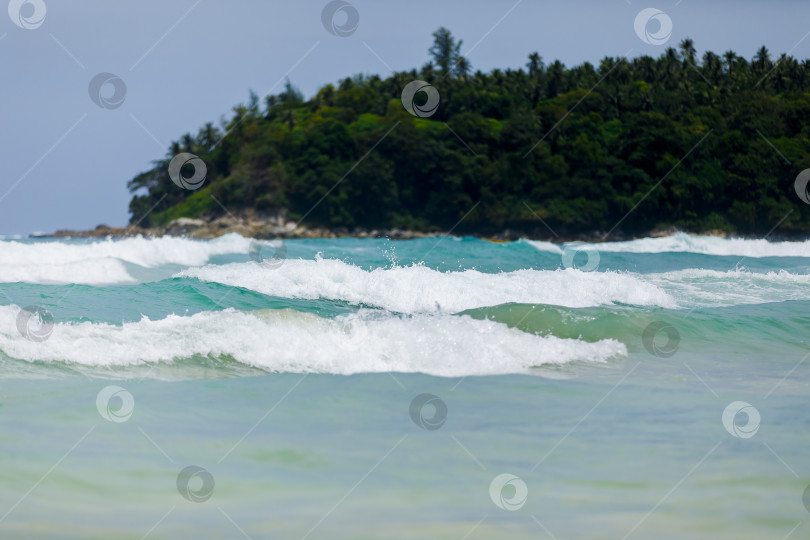 Скачать Морской пейзаж, волны с белой пеной наверху на фоне голубой воды. фотосток Ozero