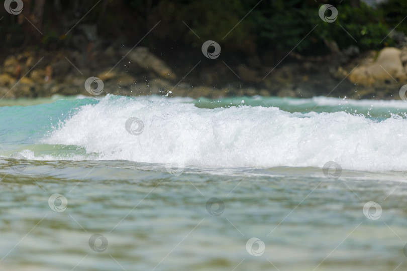 Скачать Морской пейзаж, волны с белой пеной наверху на фоне голубой воды. фотосток Ozero