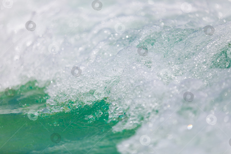 Скачать Мощные, бурные, пенистые волны подхватываются ветром. фотосток Ozero