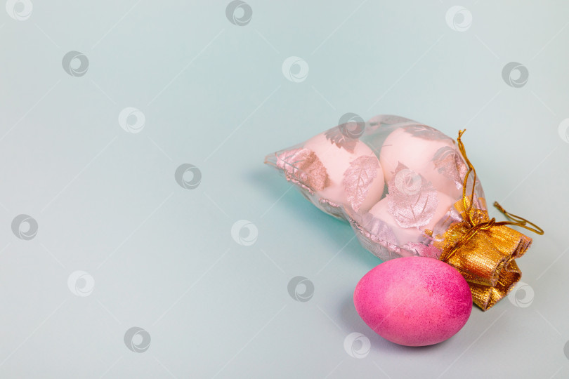 Скачать Пасха. Белые яйца с красным яйцом в пакете на однородном синем фоне. фотосток Ozero