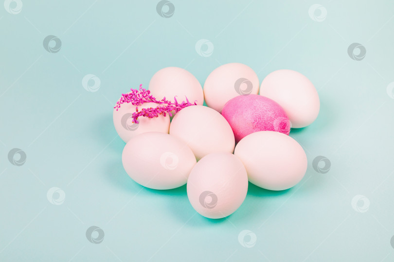 Скачать Пасха. Белые яйца с красным, на однородном синем фоне. фотосток Ozero