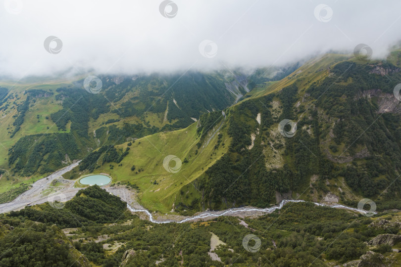 Скачать Прекрасный вид с высоты на ущелье с озером в Грузии. фотосток Ozero